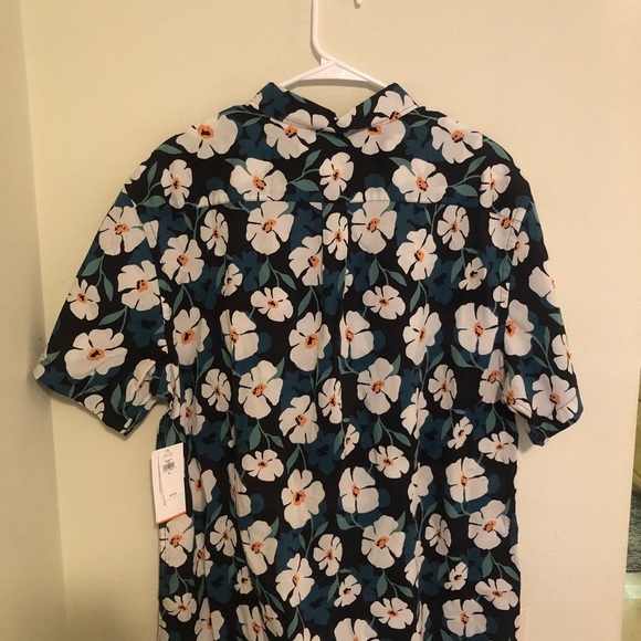 Men’s old navy floral button up shirt - Picture 3 of 3